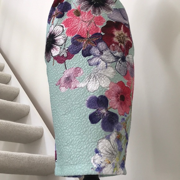 🌸Floral Short-Sleeve Below the Knee Dress🌸, Size S - Picture 2 of 7